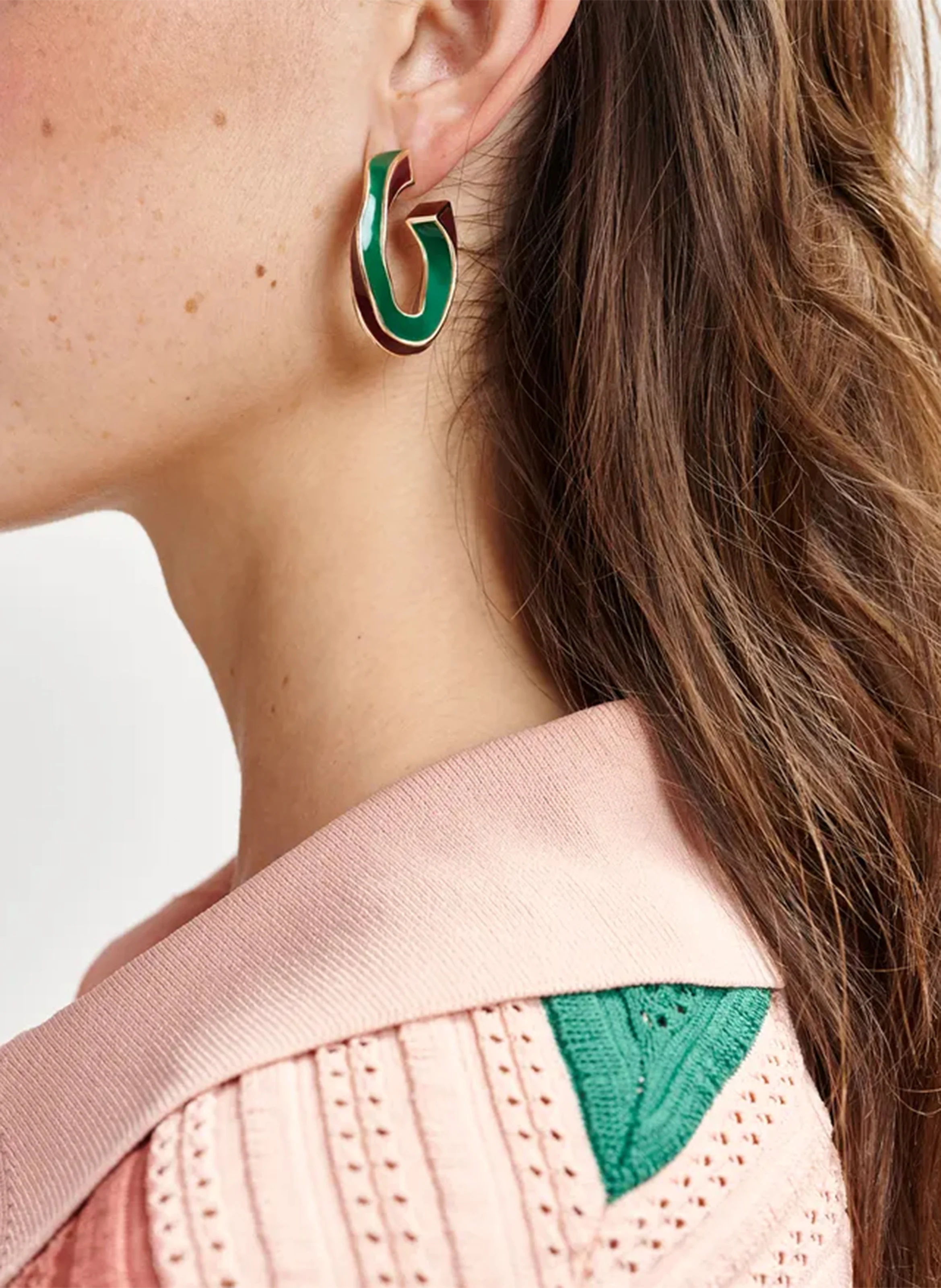 ESSENTIEL ANTWERP Hoop earrings with pierced design HICOLOR Green 2 ESSENTIEL ANTWERP Hoop earrings with pierced design HICOLOR Green