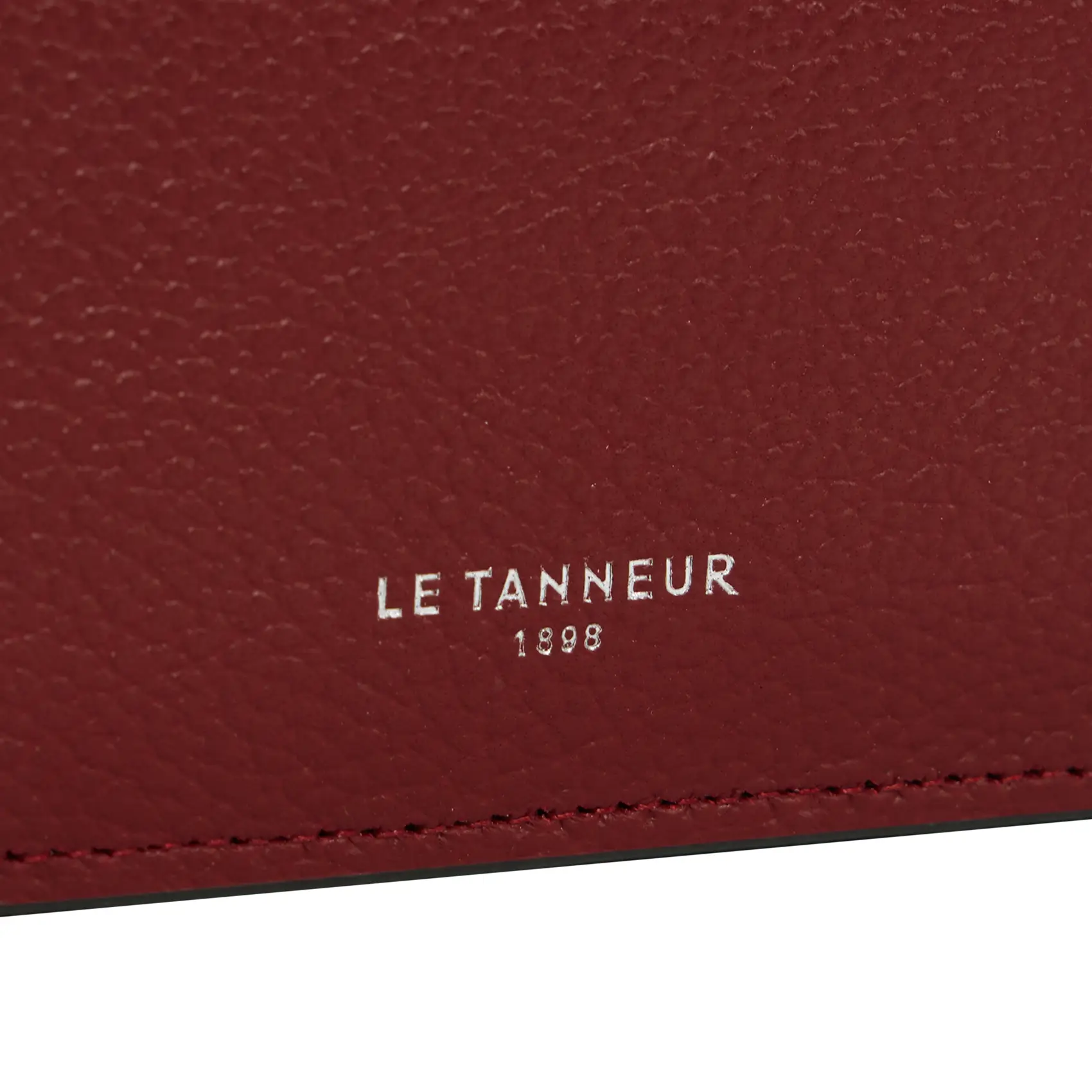 LE TANNEUR - 100% leather, - 6 cardholder slots, - 1 central compartment, - Size: L10 x H7 cm. EMILE Red 4 LE TANNEUR - 100% leather, - 6 cardholder slots, - 1 central compartment, - Size: L10 x H7 cm. EMILE Red