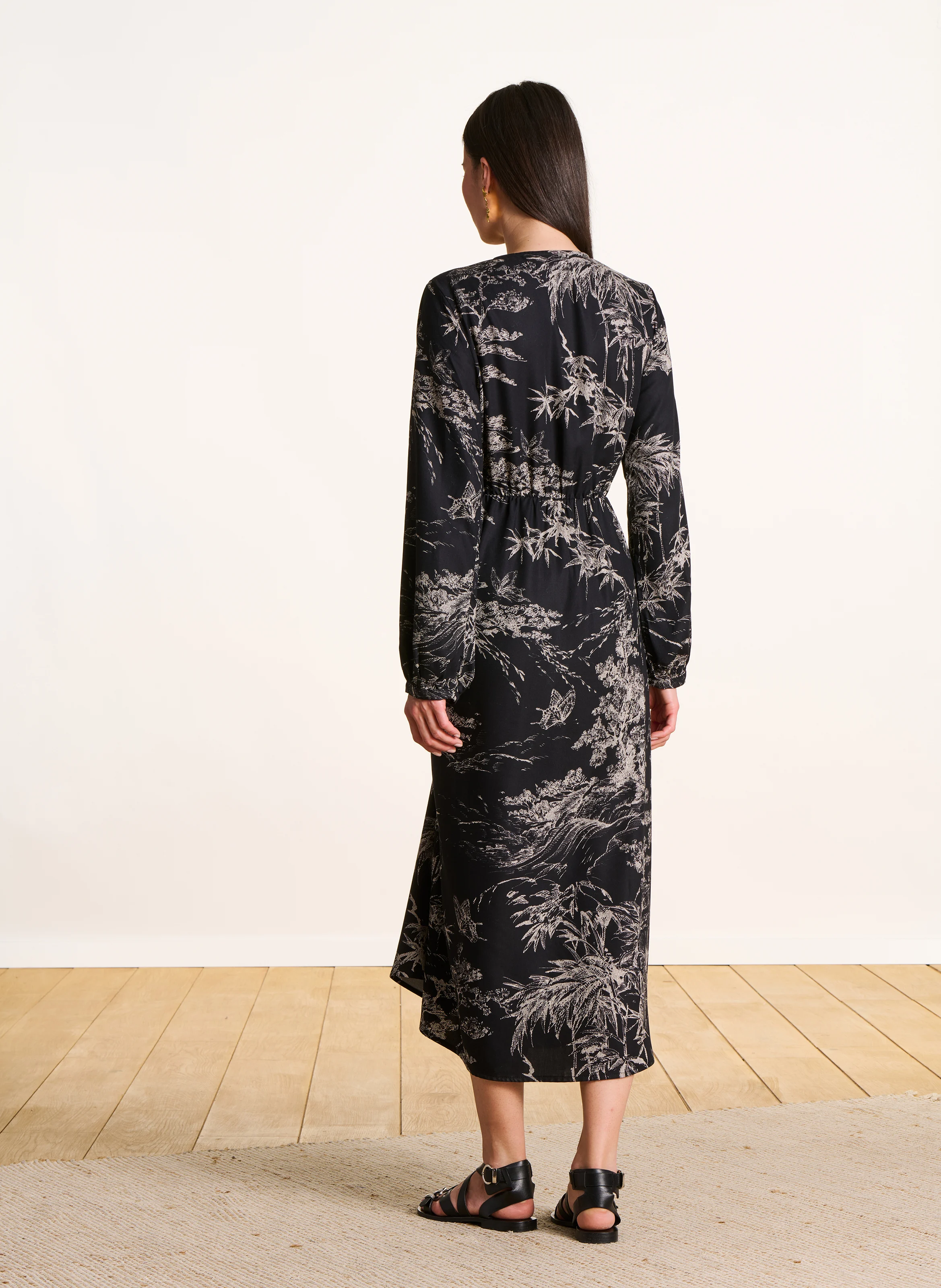 LA FEE MARABOUTEE Round neck midi dress with botanical print Black 4 LA FEE MARABOUTEE Round neck midi dress with botanical print Black